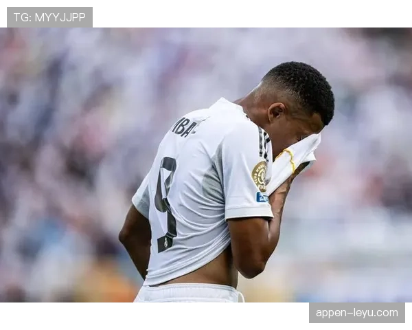 姆巴佩左路突破送精准助攻，点燃全场激情