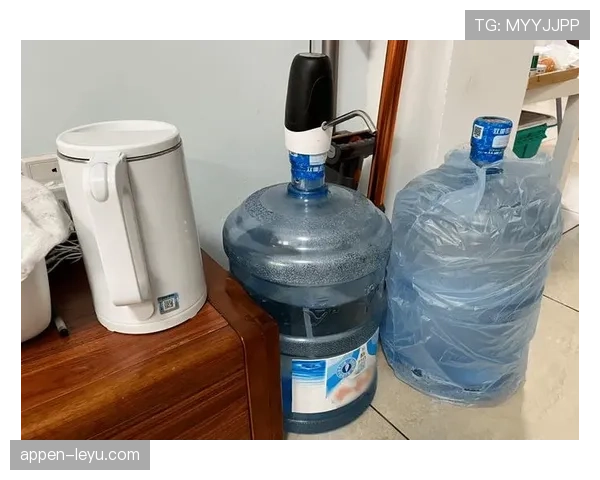 德约训练馆里连开水都讲究得像五星餐厅，普通人感觉自己是自来水桶一样惨